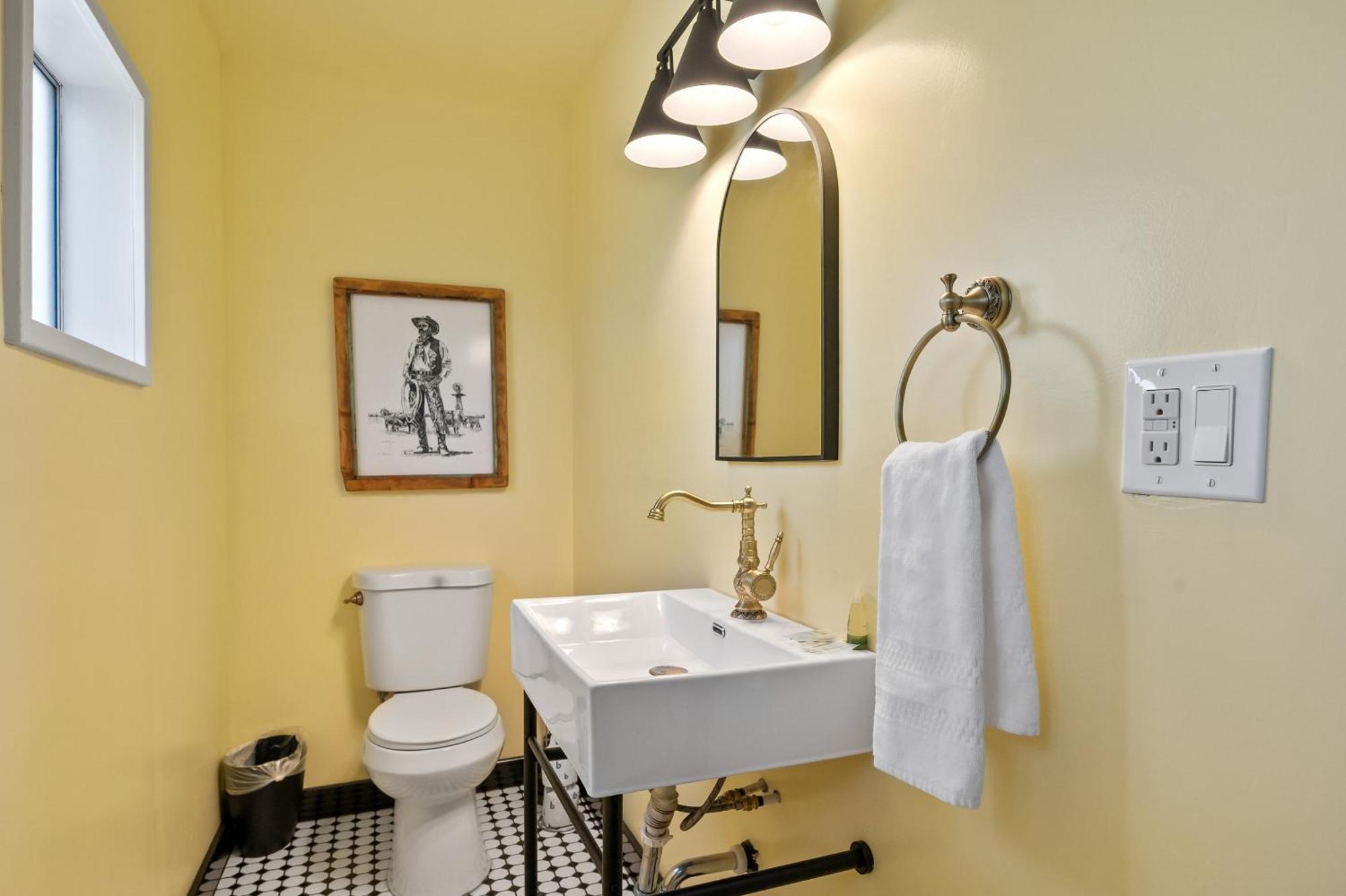Sagebrush Inn Tombstone Kamer foto A modern bathroom