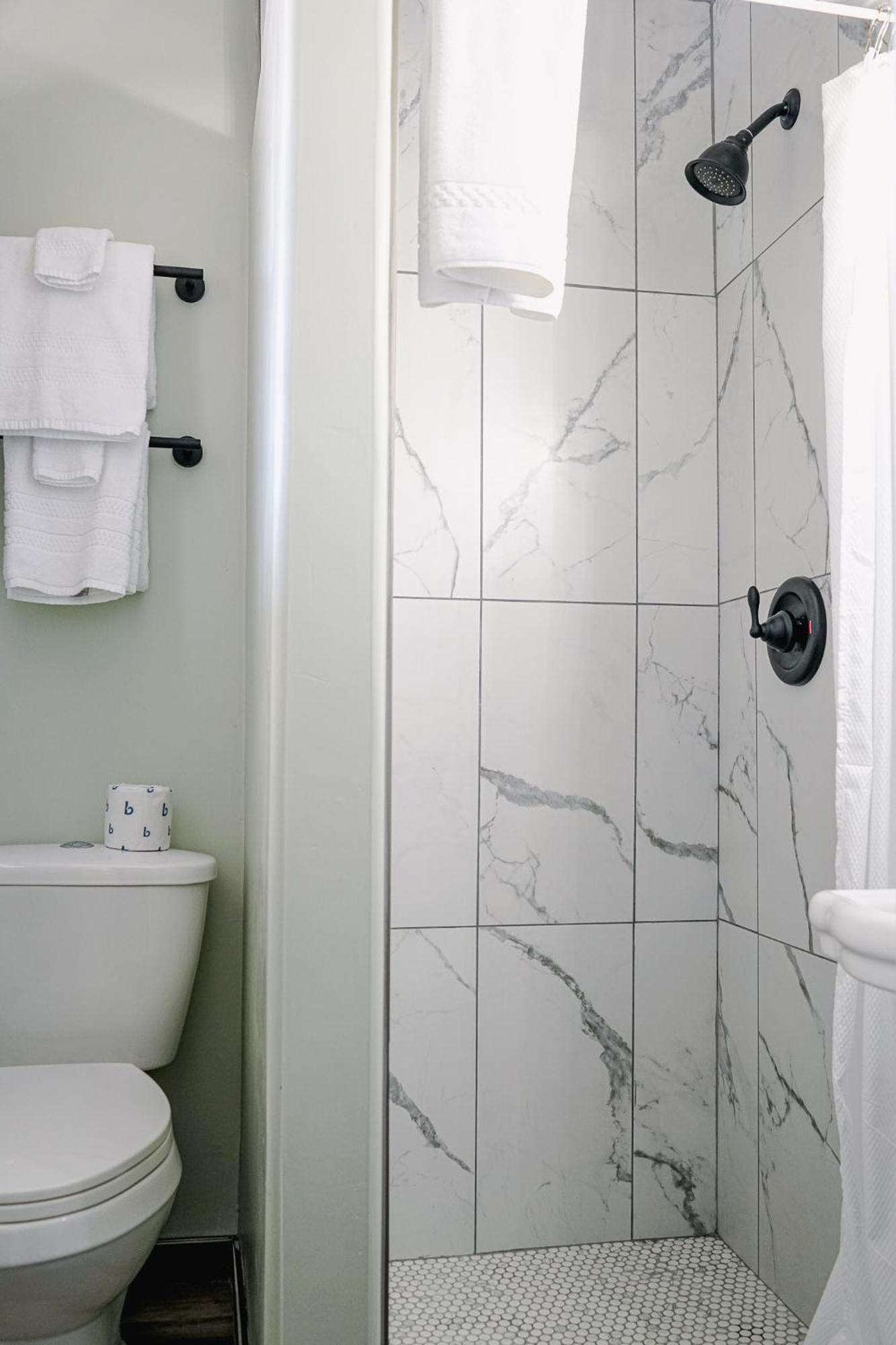 Sagebrush Inn Tombstone Kamer foto A shower with a shower door