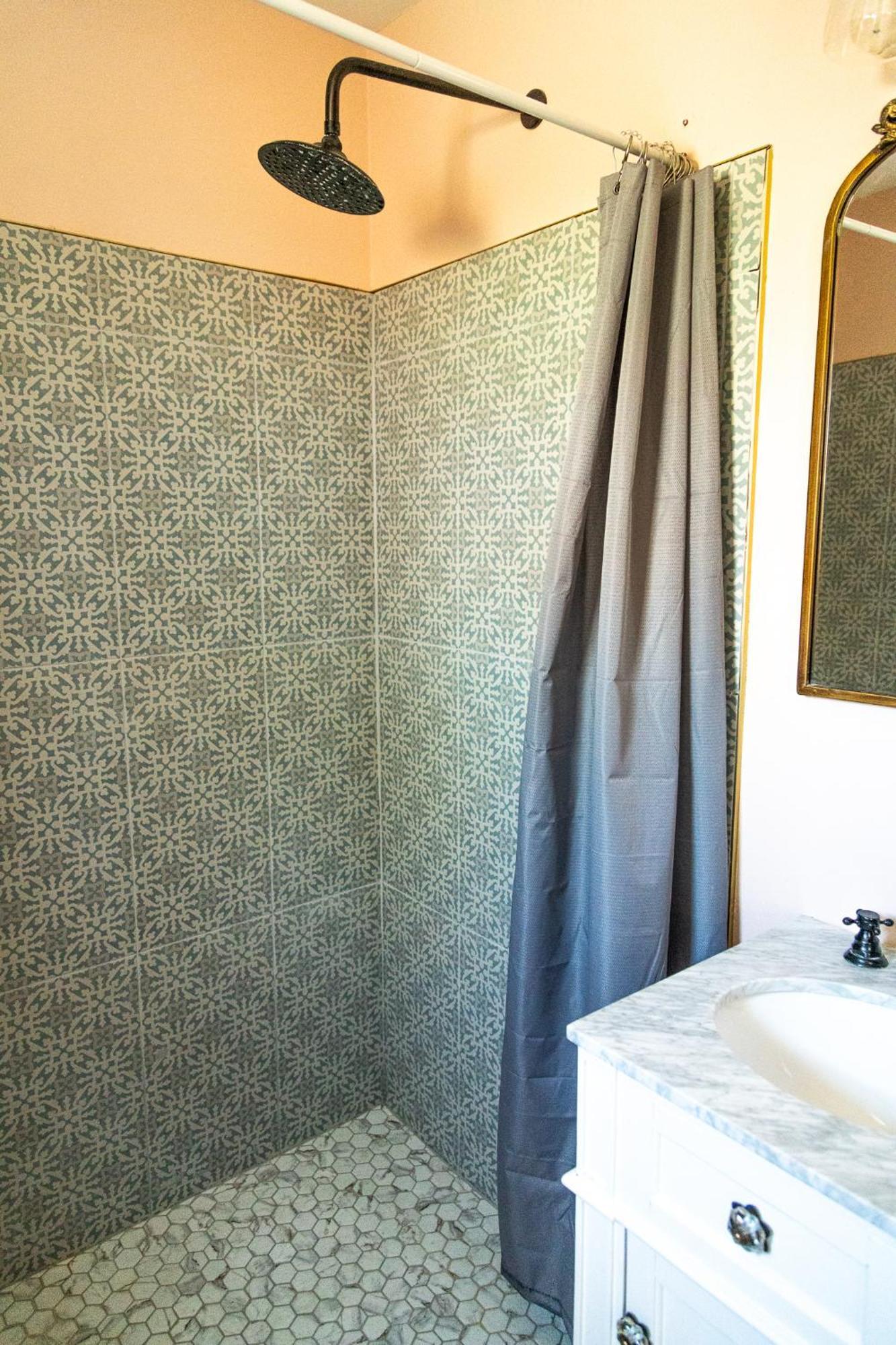 Sagebrush Inn Tombstone Kamer foto A shower curtain