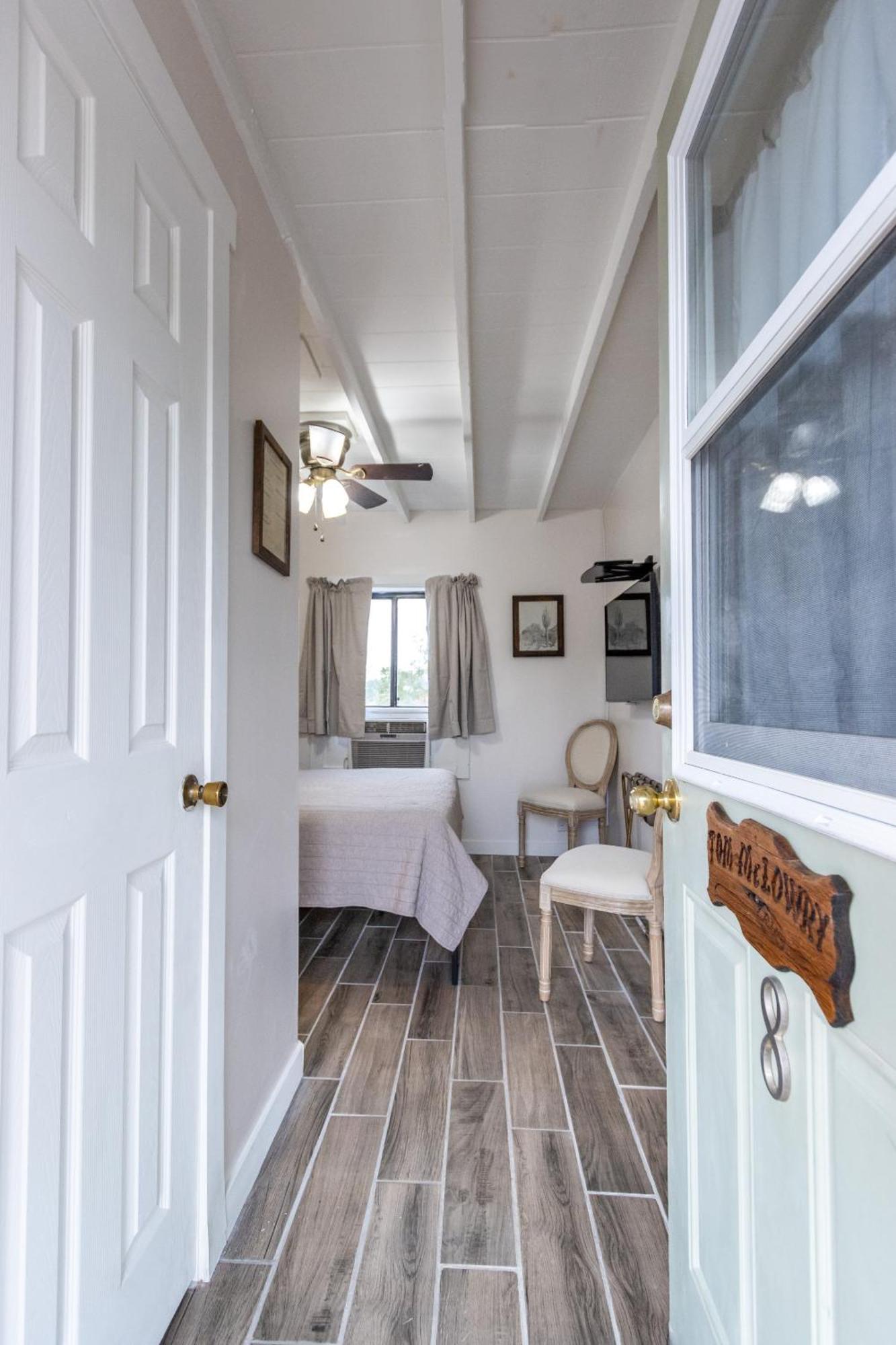 Sagebrush Inn Tombstone Kamer foto A guest room at the Inn at the Opera