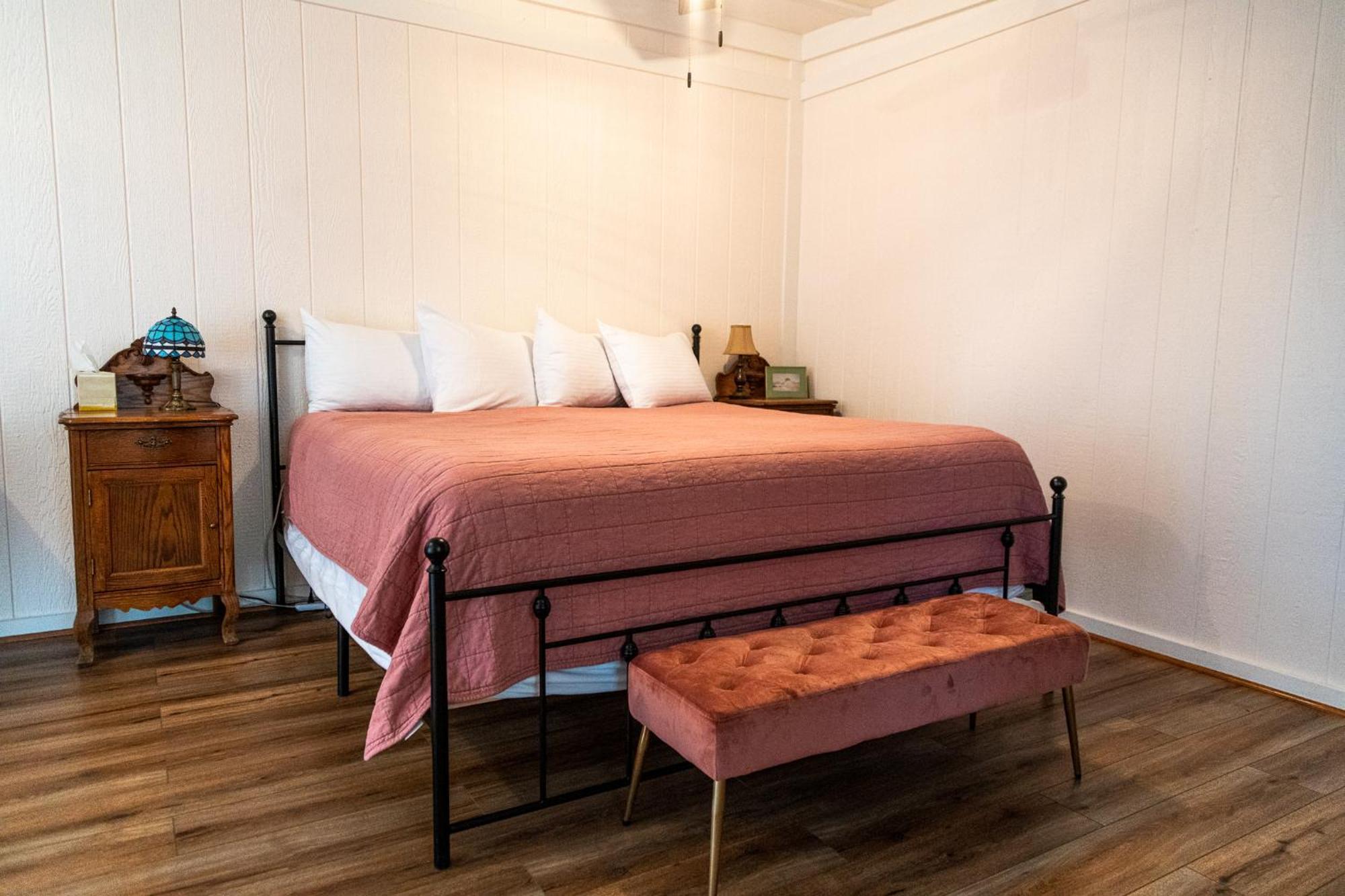 Sagebrush Inn Tombstone Kamer foto A bedroom with a bed and a bench